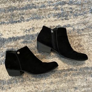 LAST CHANCE! Women’s Daisy Fuentes Black Faux Suede Zip Up Ankle Booties, Size 7